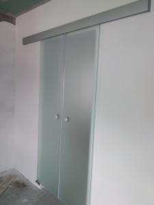Стеклянные двери