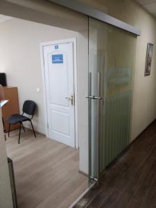 Стеклянные двери